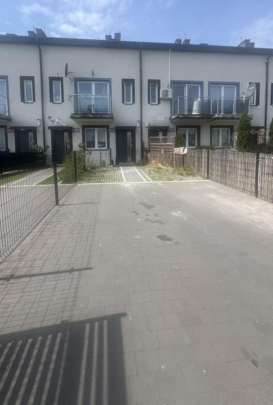 Budynek i parking przed apartamentem