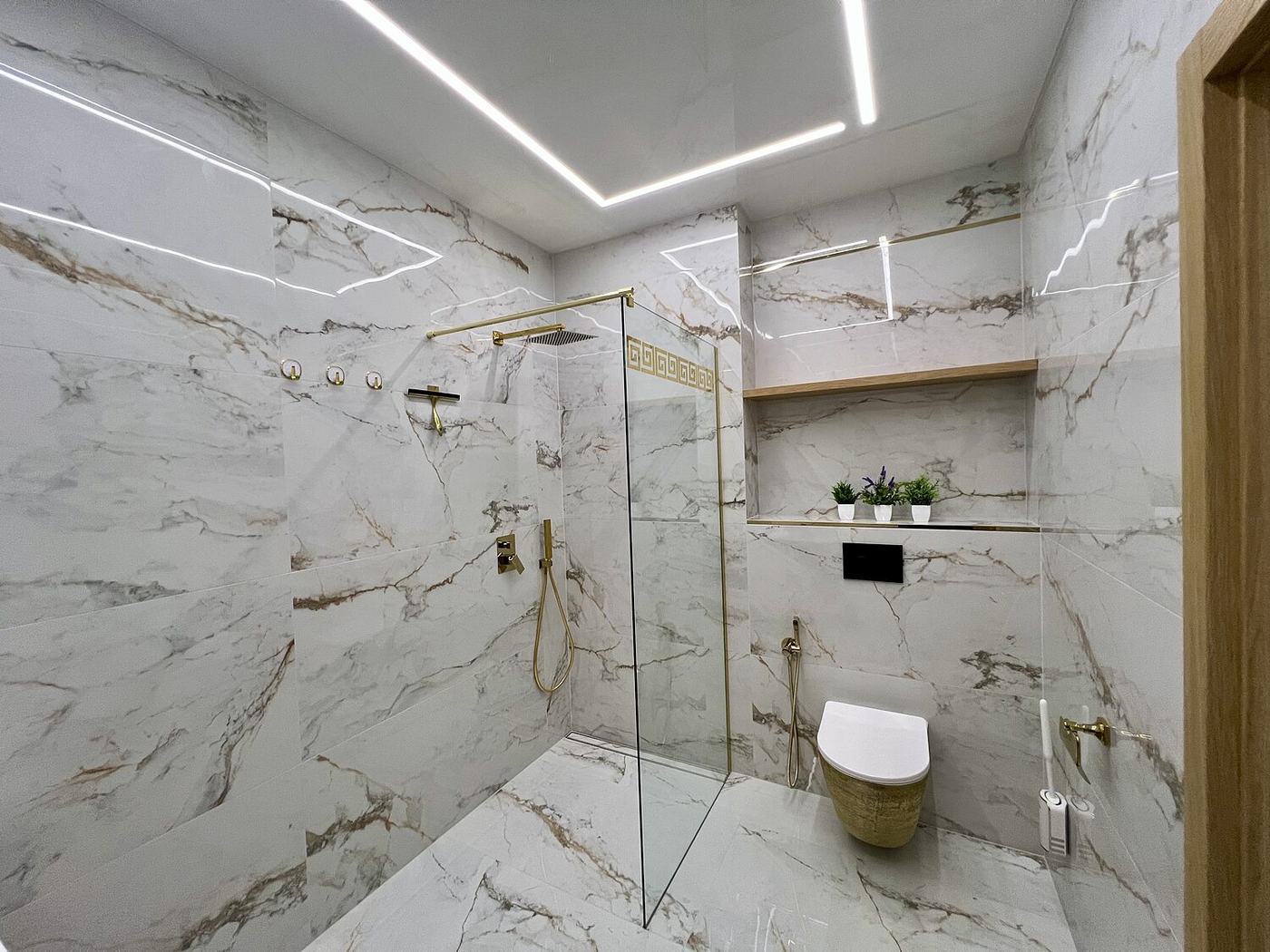 Prysznic walk-in i toaleta w marmurowej łazience