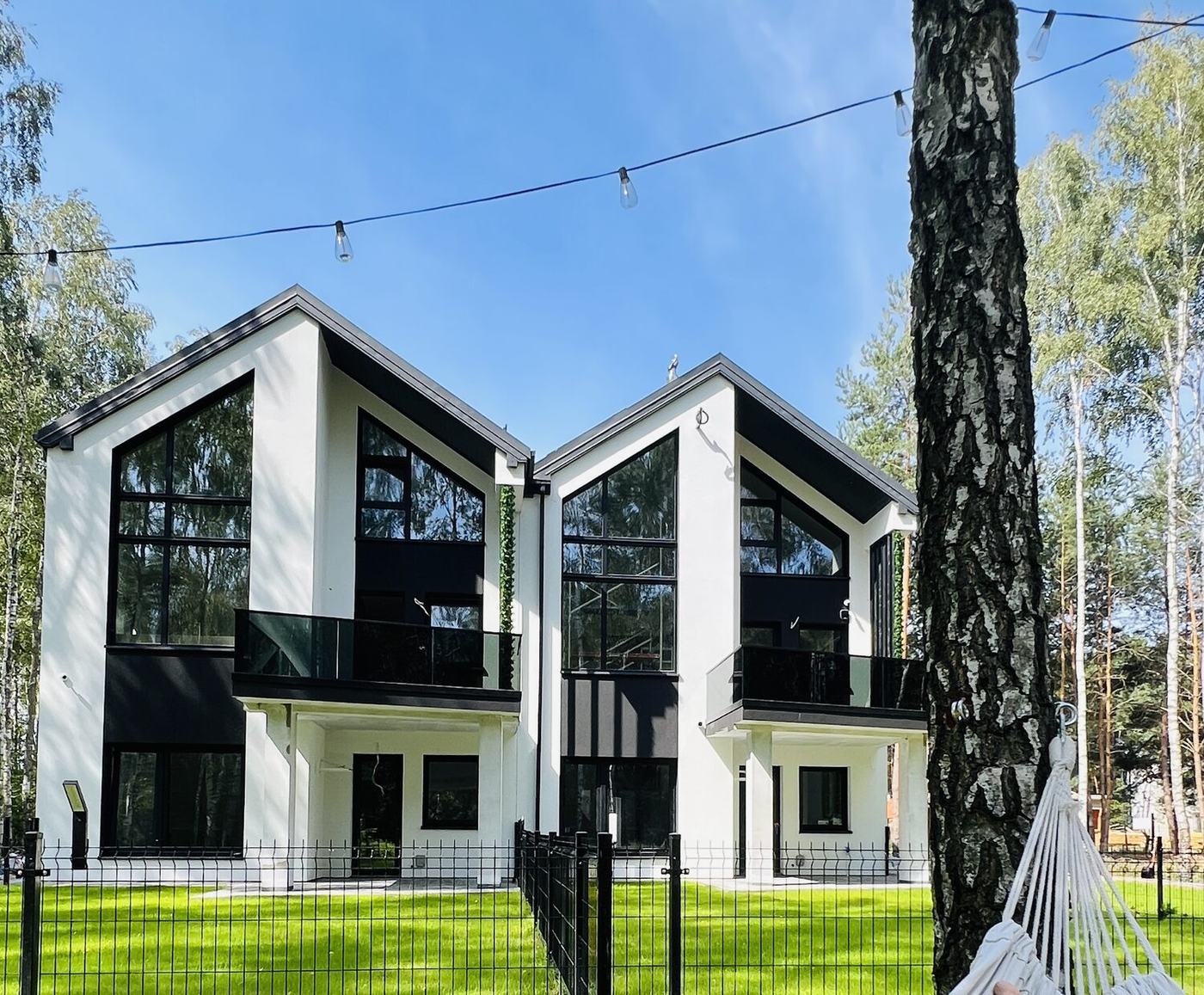 Hamak w ogrodzie z widokiem na apartament