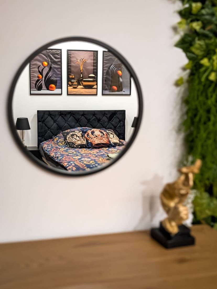 Odbicie sypialni w okrągłym lustrze