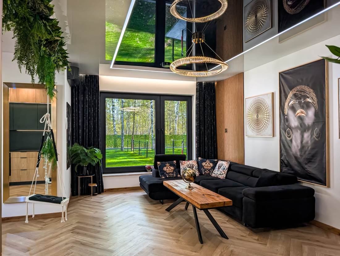 Salon z widokiem na brzozowy las